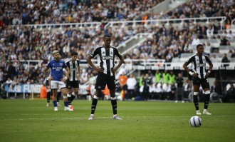 纽卡斯尔锋霸伊萨克的未来悬而未决，霍维心有不甘