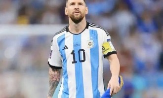 球王梅西再创神迹！书写37次小组赛100%晋级，C罗却三度止步