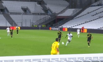 前皇马门神欧冠灾难表现！3分钟2送礼，乌龙助攻 禁区外手球染红