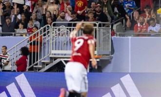 曼联4-1热身两连胜，库尼亚轮休霍伊伦德破荒！中锋进球带来双赢局面