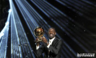 巴黎圣日耳曼前锋登贝莱击败巴萨小将亚马尔荣膺金球奖