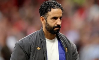 阿莫林拒绝调整战术体系，看看曼联球员是什么反应