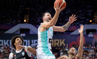 欧洲杯综述：东契奇三双终获首胜 字母哥复出高效28+8