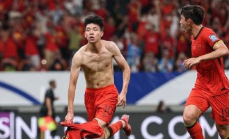 国足小将脱衣庆祝引发尴尬，错让人误以为晋级世界杯